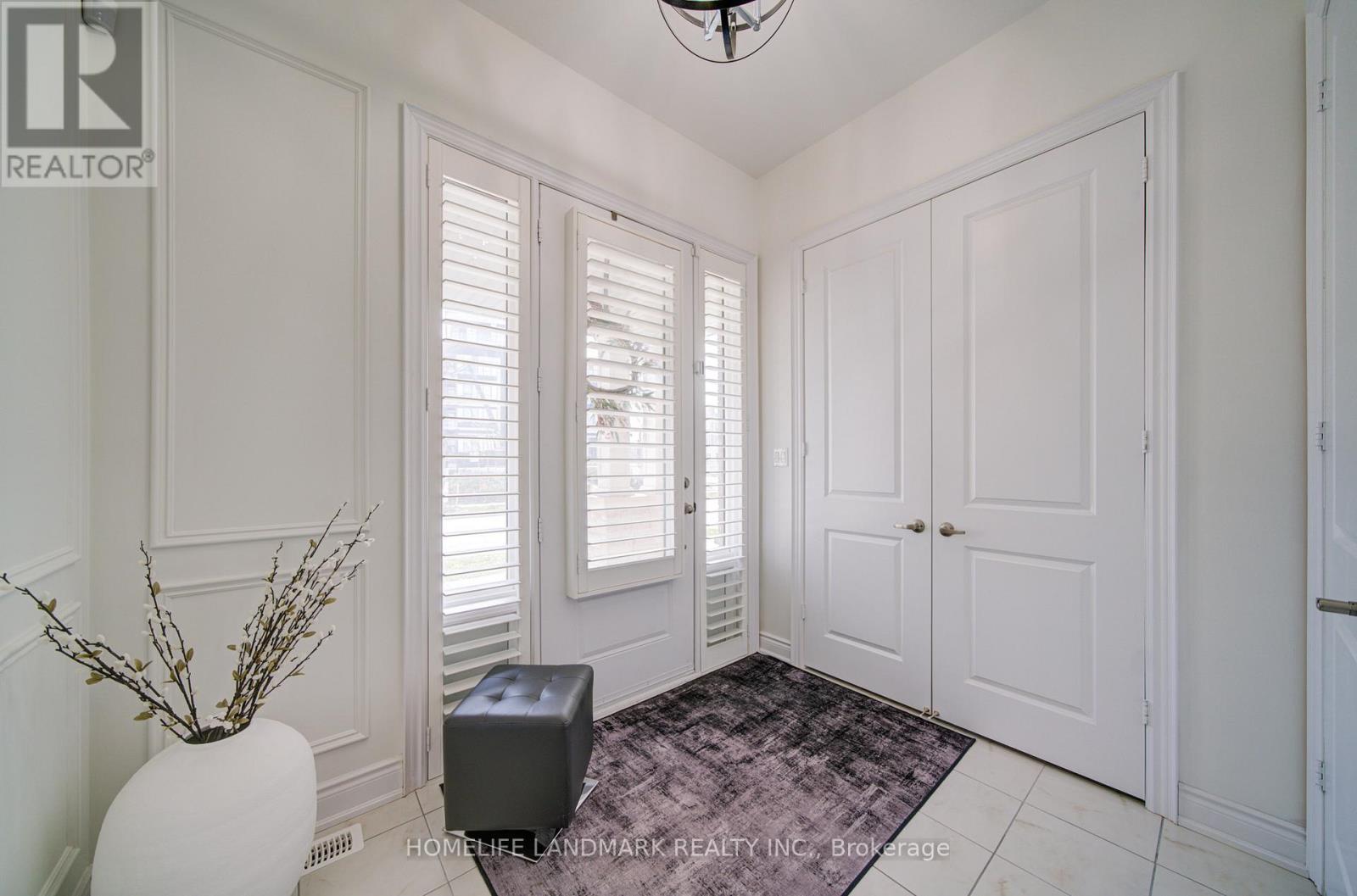 1369 Yellow Rose Circle, Oakville, Ontario  L6M 5L3 - Photo 3 - W12977154