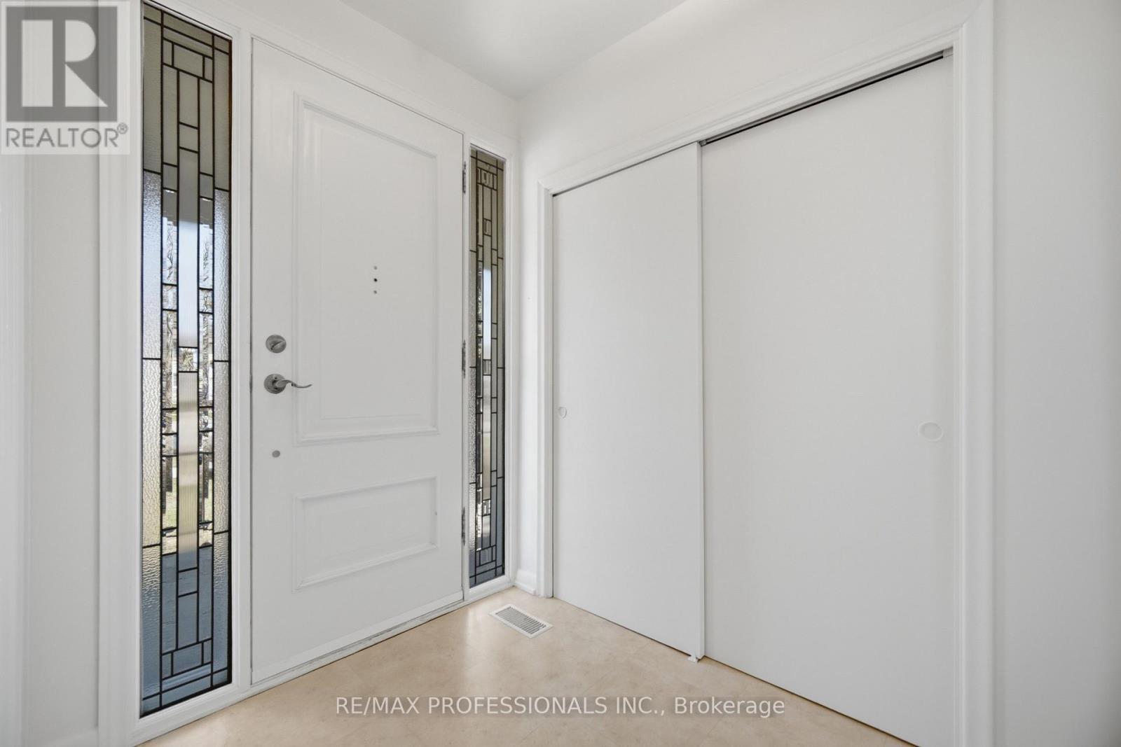 9 Halbadier Place, Toronto, Ontario  M9B 2H4 - Photo 5 - W12976258