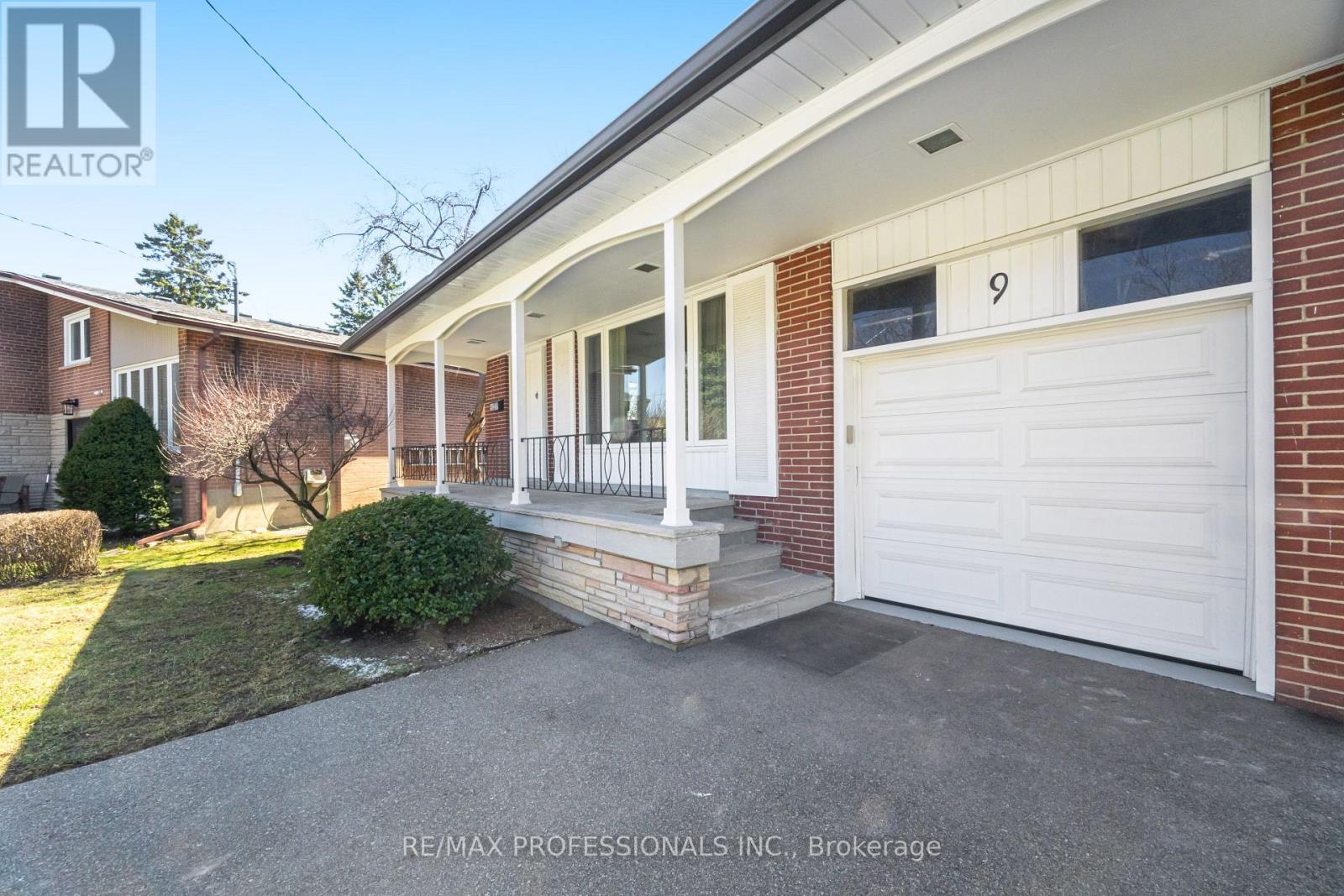 9 Halbadier Place, Toronto, Ontario  M9B 2H4 - Photo 3 - W12976258