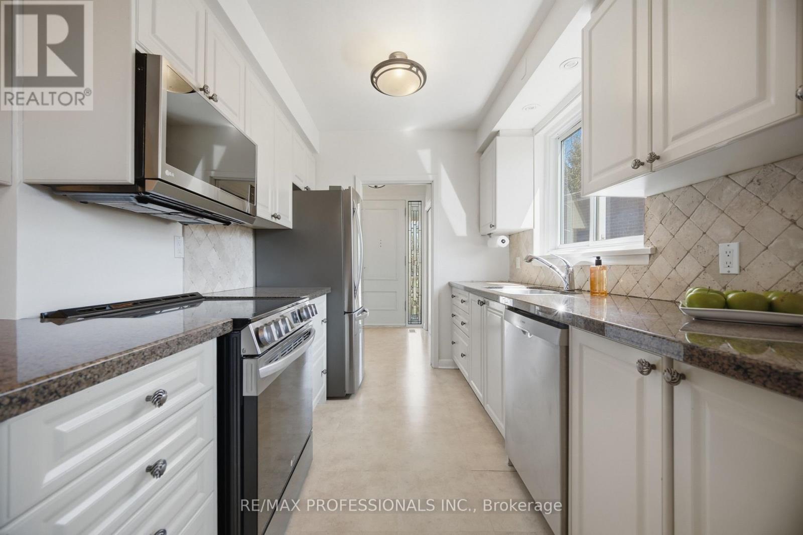 9 Halbadier Place, Toronto, Ontario  M9B 2H4 - Photo 6 - W12976258