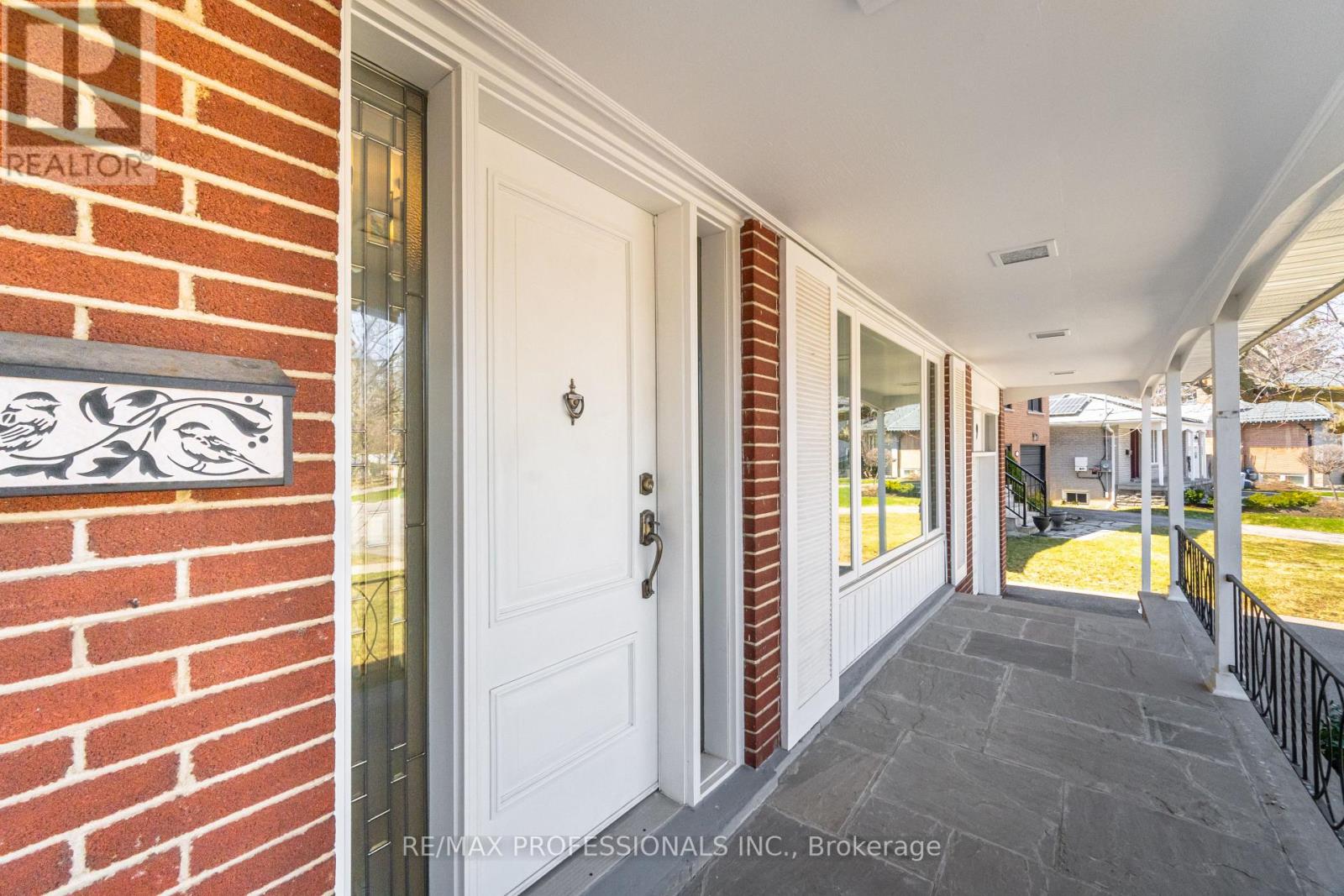 9 Halbadier Place, Toronto, Ontario  M9B 2H4 - Photo 4 - W12976258