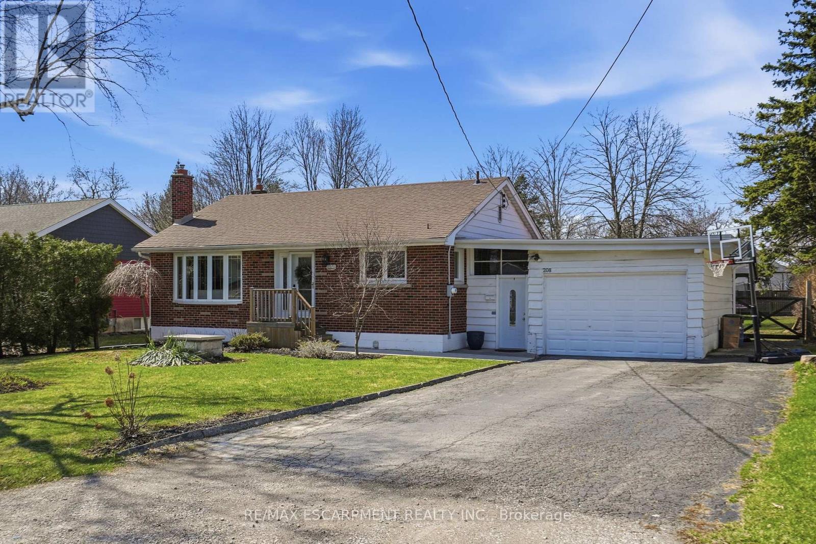 208 Seneca Avenue, Hamilton, Ontario  L9B 1M2 - Photo 2 - X12976846