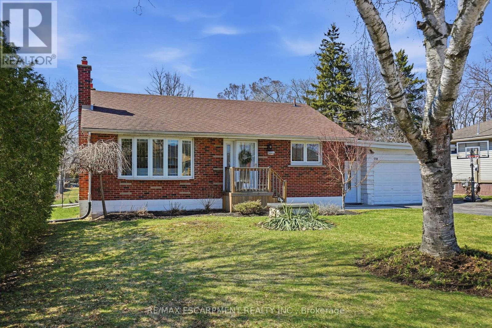 208 Seneca Avenue, Hamilton, Ontario  L9B 1M2 - Photo 3 - X12976846