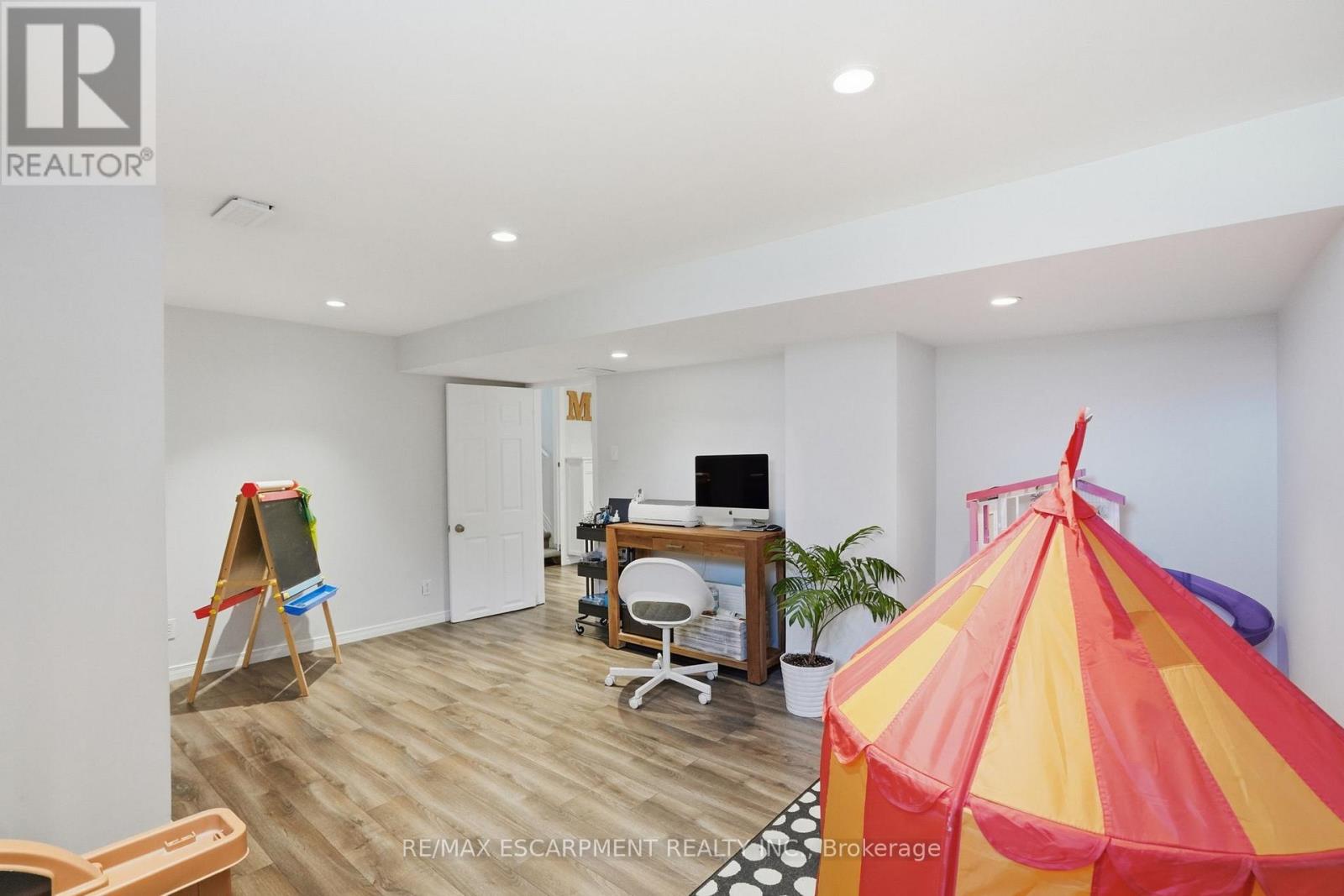 208 Seneca Avenue, Hamilton, Ontario  L9B 1M2 - Photo 37 - X12976846