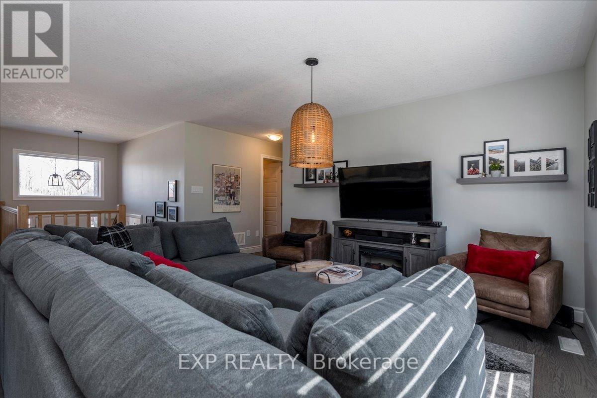 51 Hunter Avenue, Tay, Ontario  L0K 2A0 - Photo 12 - S12975932