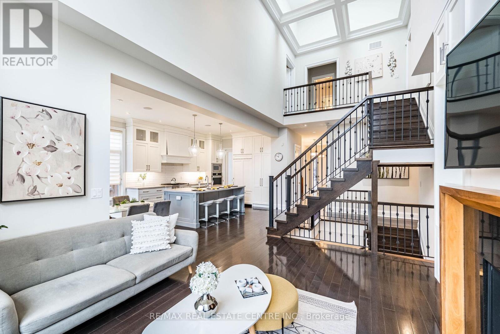 105 Eaglewood Boulevard, Mississauga (Mineola), Ontario  L5G 1V8 - Photo 9 - W12971498