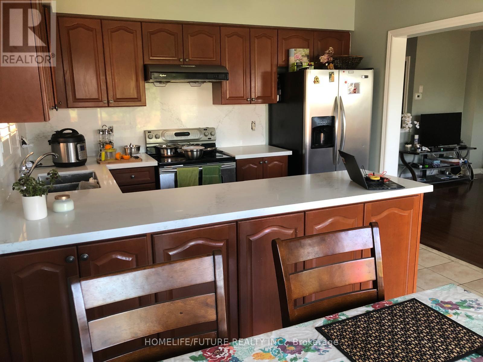 28 Puttingedge Drive, Whitby, Ontario  L1R 0H7 - Photo 5 - E12974174