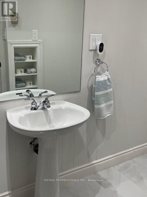 9 Halbadier Place, Toronto, Ontario  M9B 2H4 - Photo 26 - W12976258