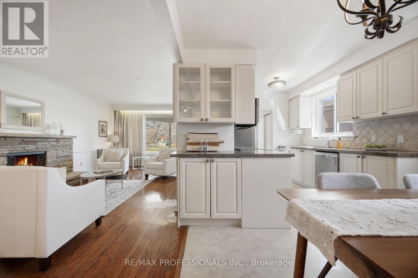 9 Halbadier Place, Toronto, Ontario  M9B 2H4 - Photo 10 - W12976258