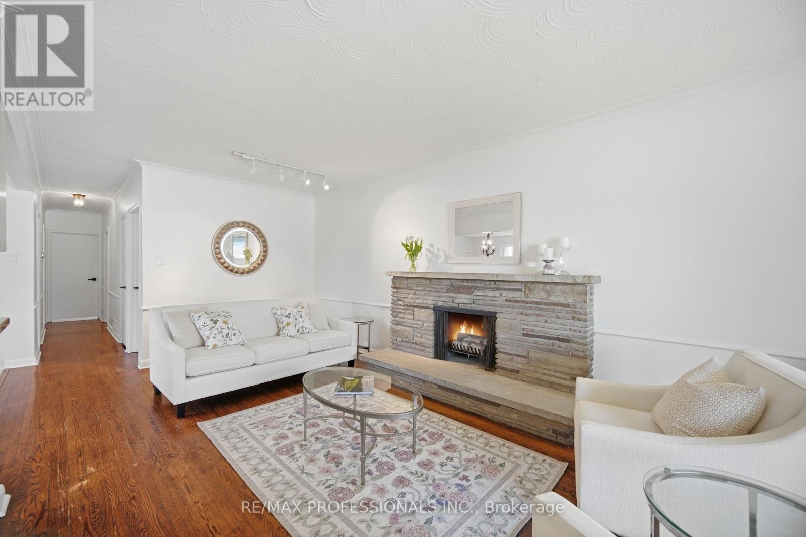 9 Halbadier Place, Toronto, Ontario  M9B 2H4 - Photo 12 - W12976258