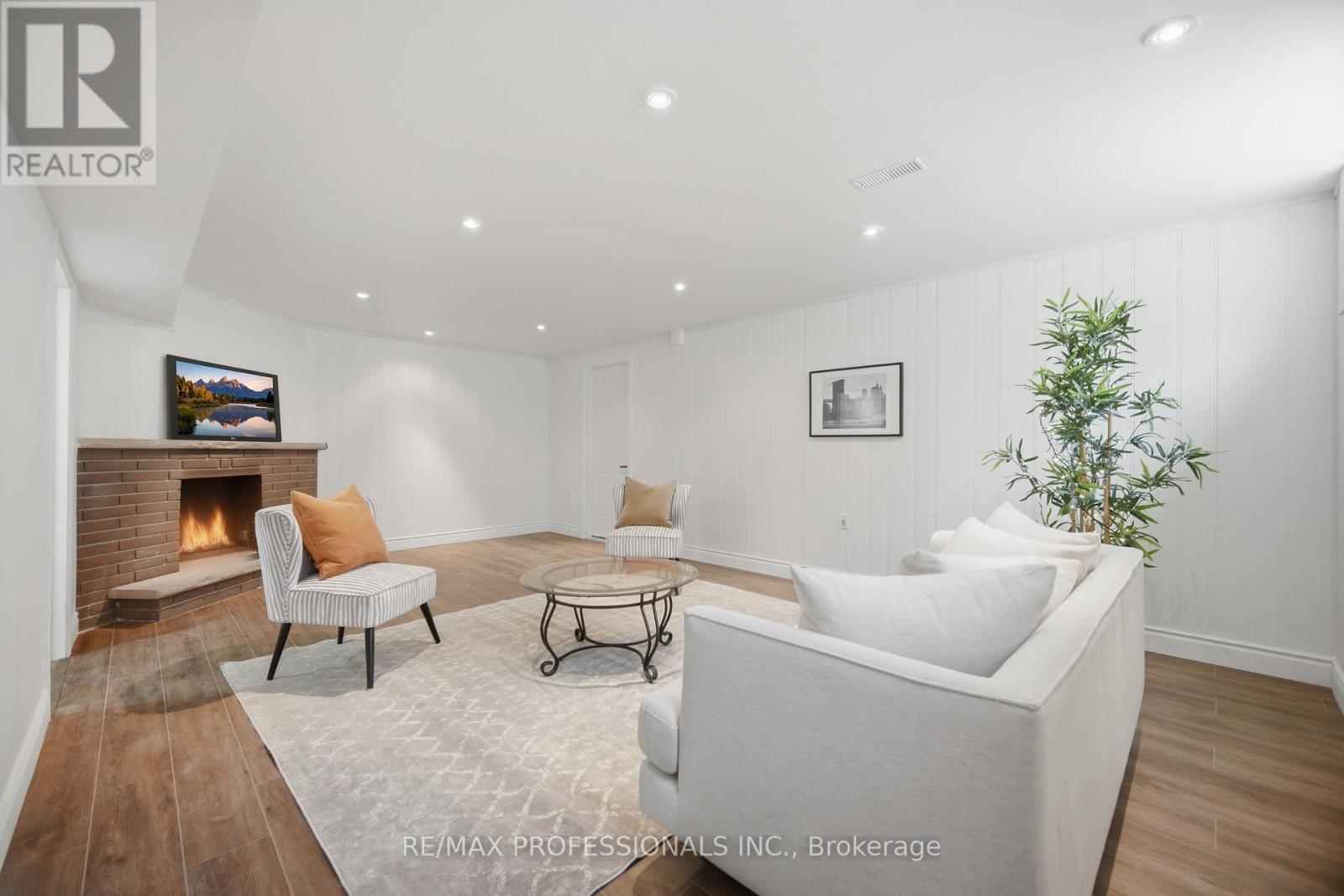 9 Halbadier Place, Toronto, Ontario  M9B 2H4 - Photo 20 - W12976258