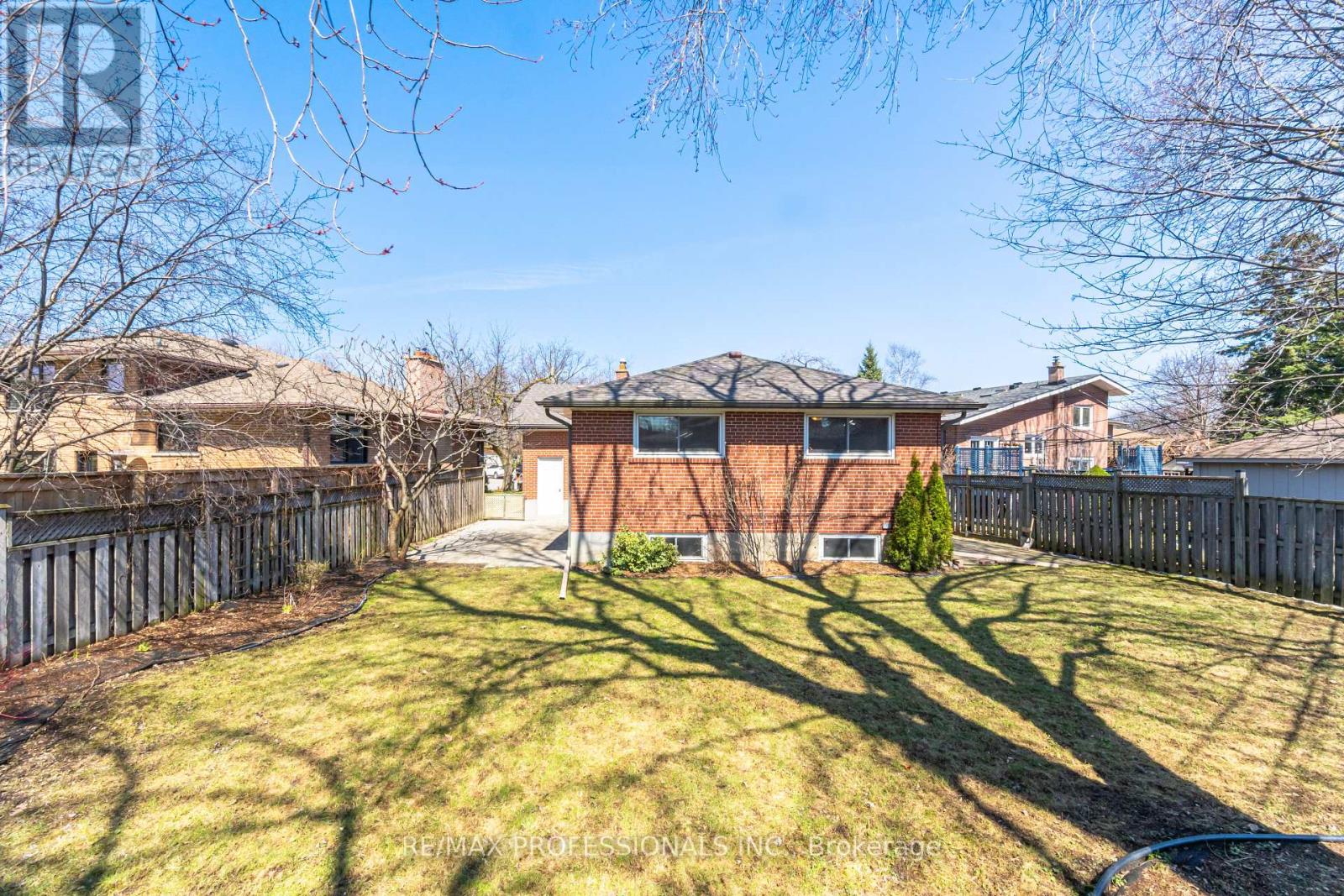 9 Halbadier Place, Toronto, Ontario  M9B 2H4 - Photo 31 - W12976258