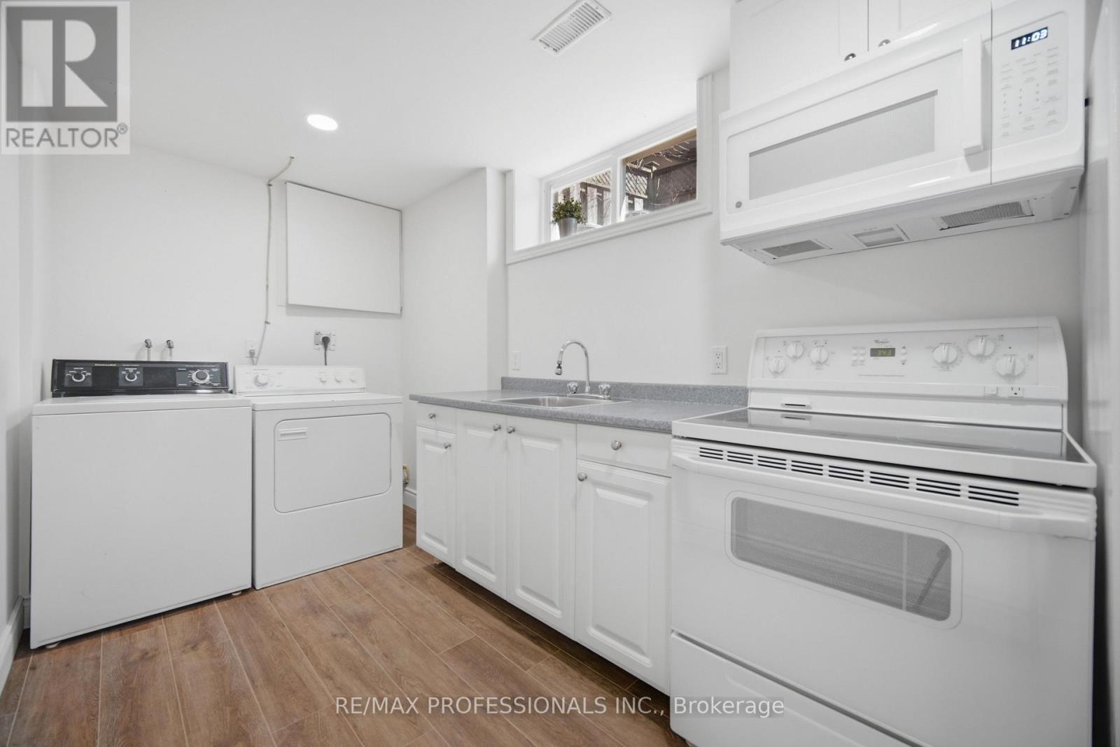 9 Halbadier Place, Toronto, Ontario  M9B 2H4 - Photo 22 - W12976258