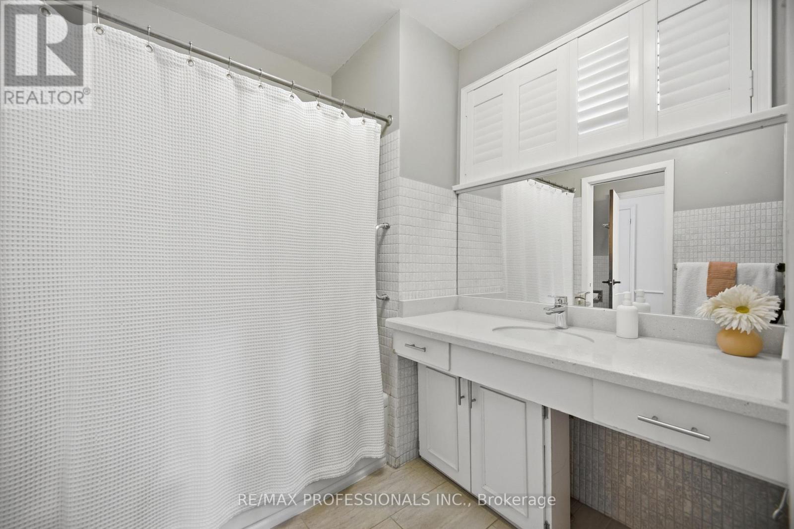 9 Halbadier Place, Toronto, Ontario  M9B 2H4 - Photo 15 - W12976258