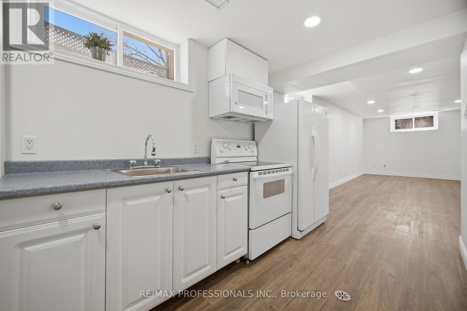 9 Halbadier Place, Toronto, Ontario  M9B 2H4 - Photo 23 - W12976258