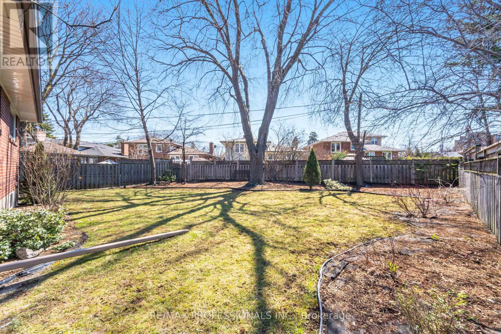 9 Halbadier Place, Toronto, Ontario  M9B 2H4 - Photo 29 - W12976258