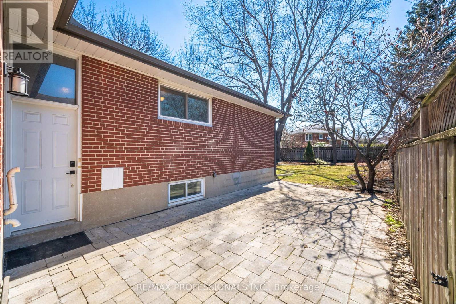 9 Halbadier Place, Toronto, Ontario  M9B 2H4 - Photo 28 - W12976258