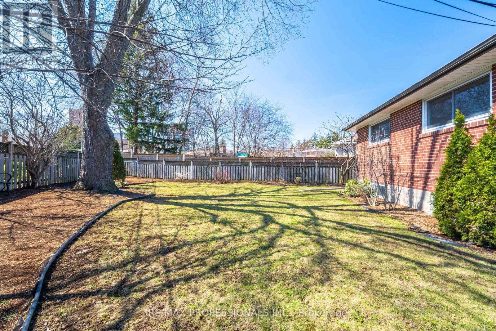 9 Halbadier Place, Toronto, Ontario  M9B 2H4 - Photo 30 - W12976258