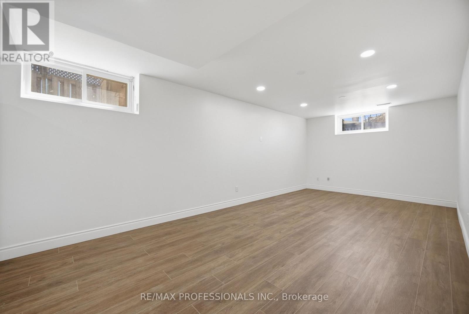 9 Halbadier Place, Toronto, Ontario  M9B 2H4 - Photo 21 - W12976258