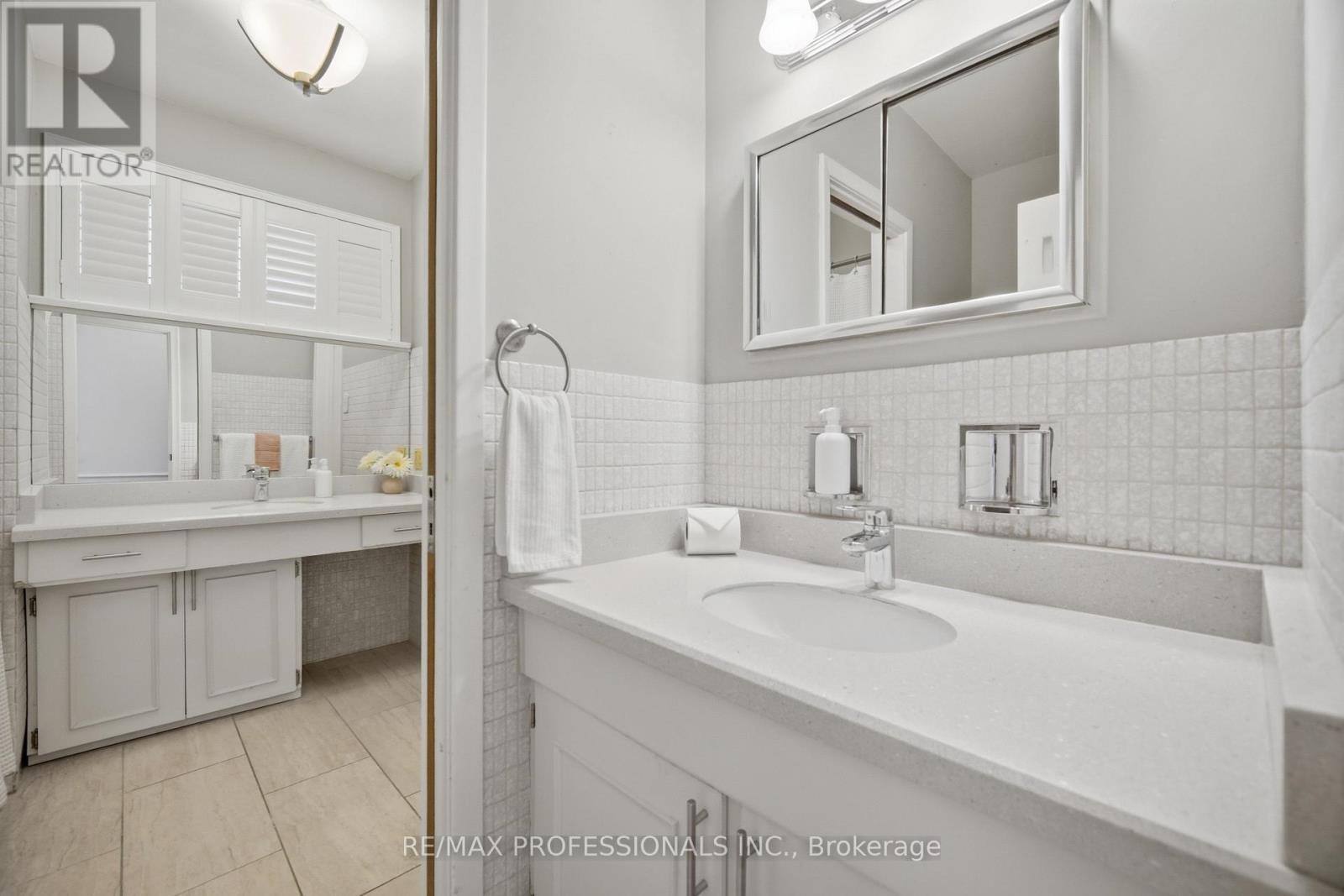 9 Halbadier Place, Toronto, Ontario  M9B 2H4 - Photo 16 - W12976258