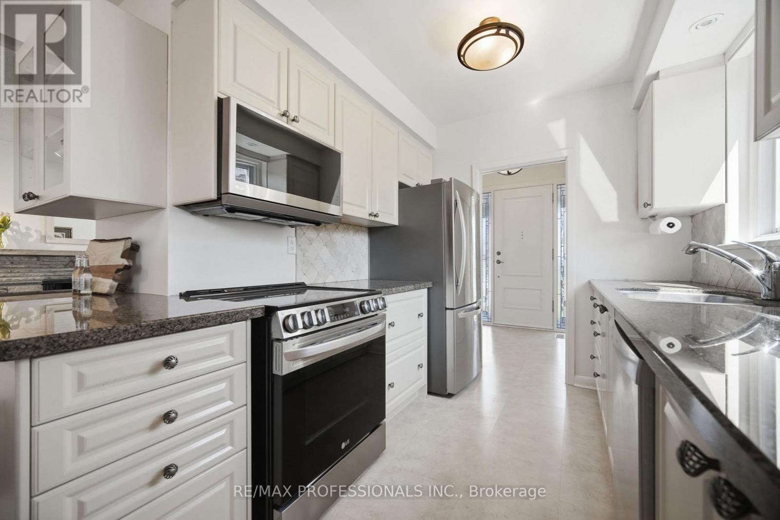 9 Halbadier Place, Toronto, Ontario  M9B 2H4 - Photo 7 - W12976258