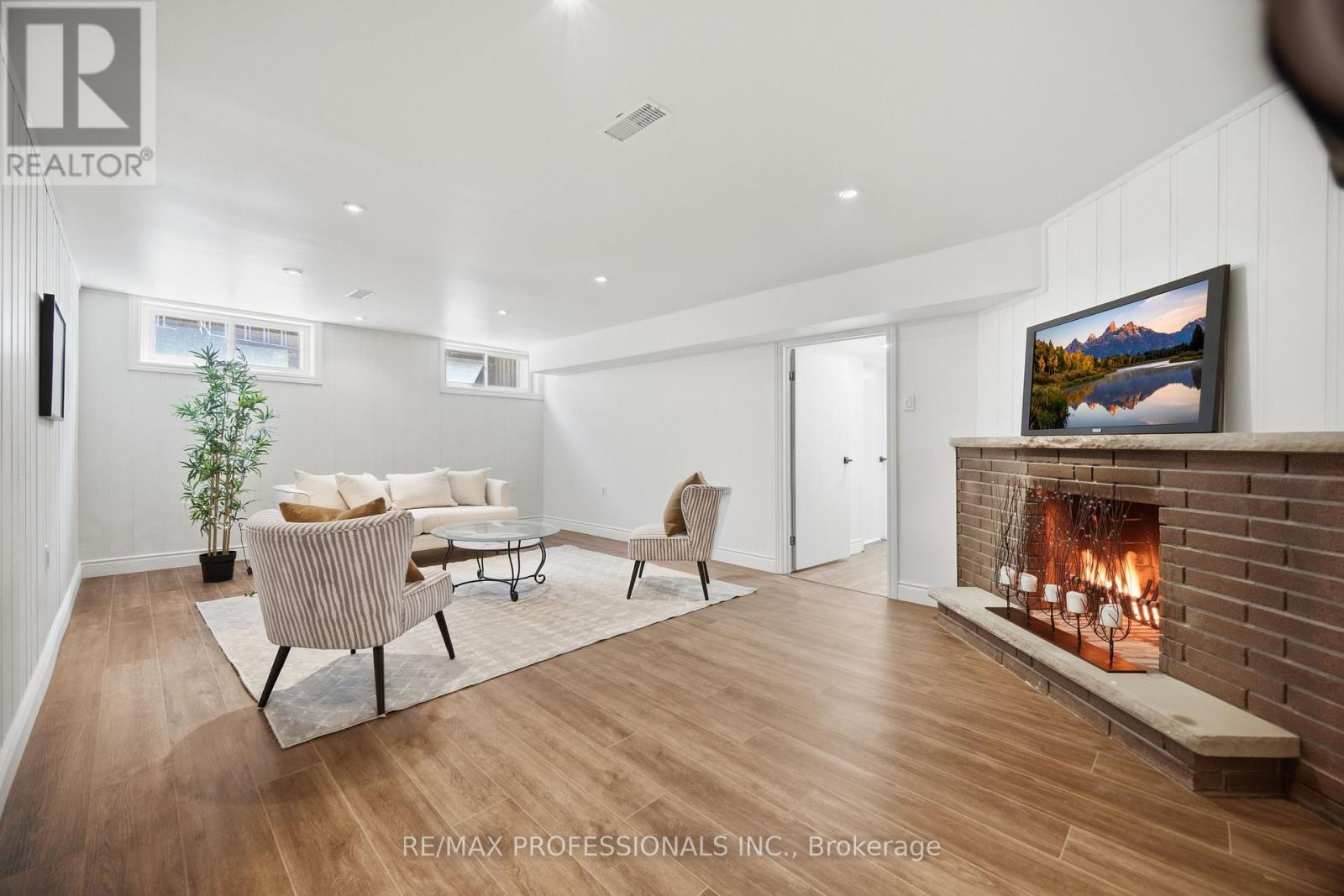 9 Halbadier Place, Toronto, Ontario  M9B 2H4 - Photo 19 - W12976258