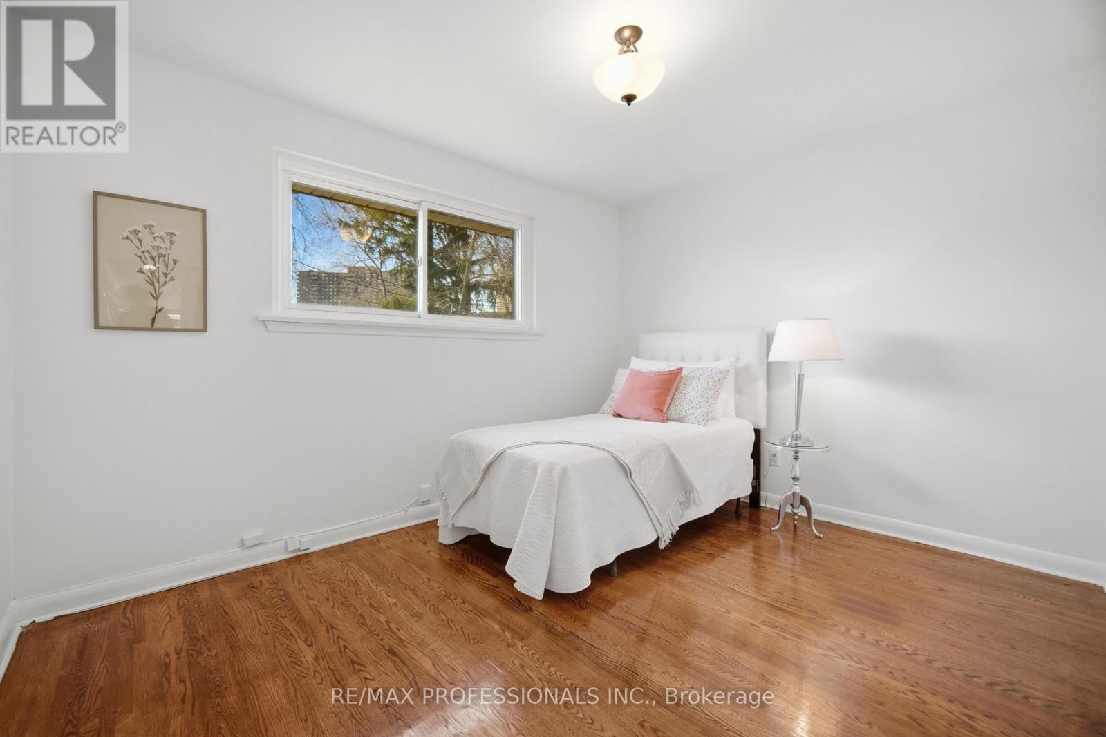 9 Halbadier Place, Toronto, Ontario  M9B 2H4 - Photo 17 - W12976258