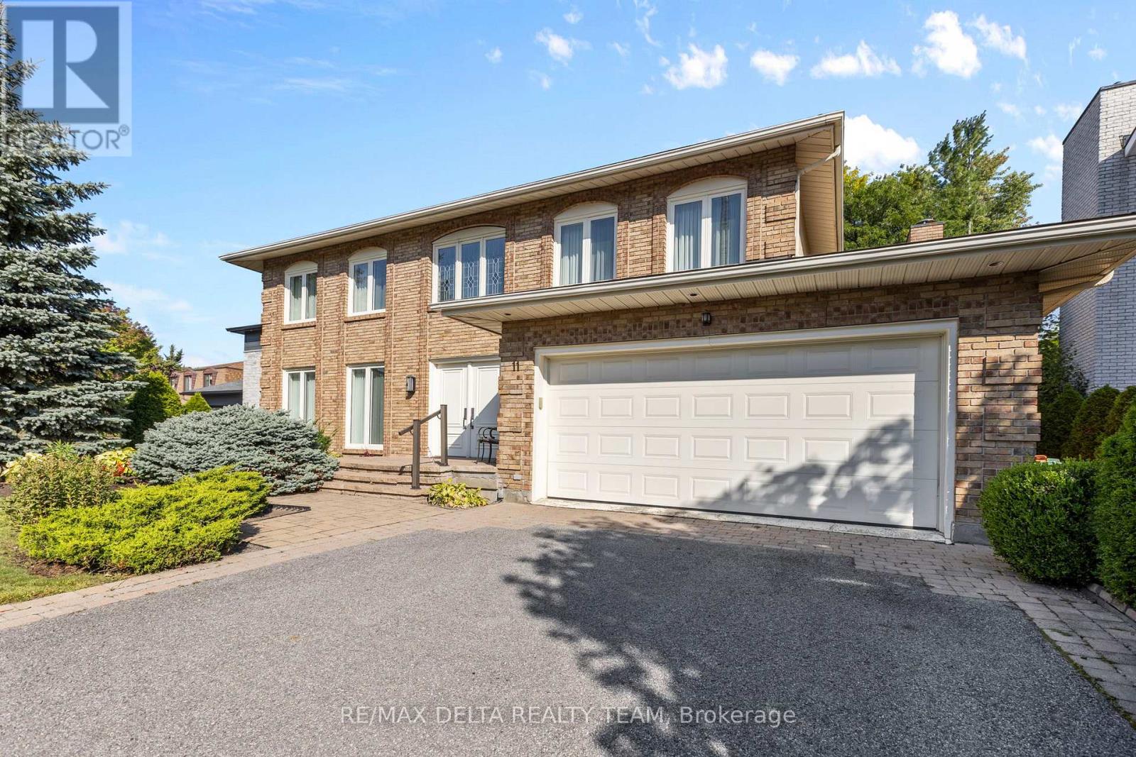 11 Garand Place, Ottawa, Ontario  K1H 8M1 - Photo 2 - X12977316