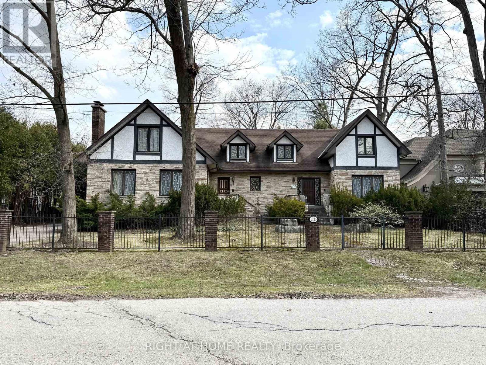 2123 Gordon Drive, Mississauga, Ontario  L5B 1S6 - Photo 3 - W12974300