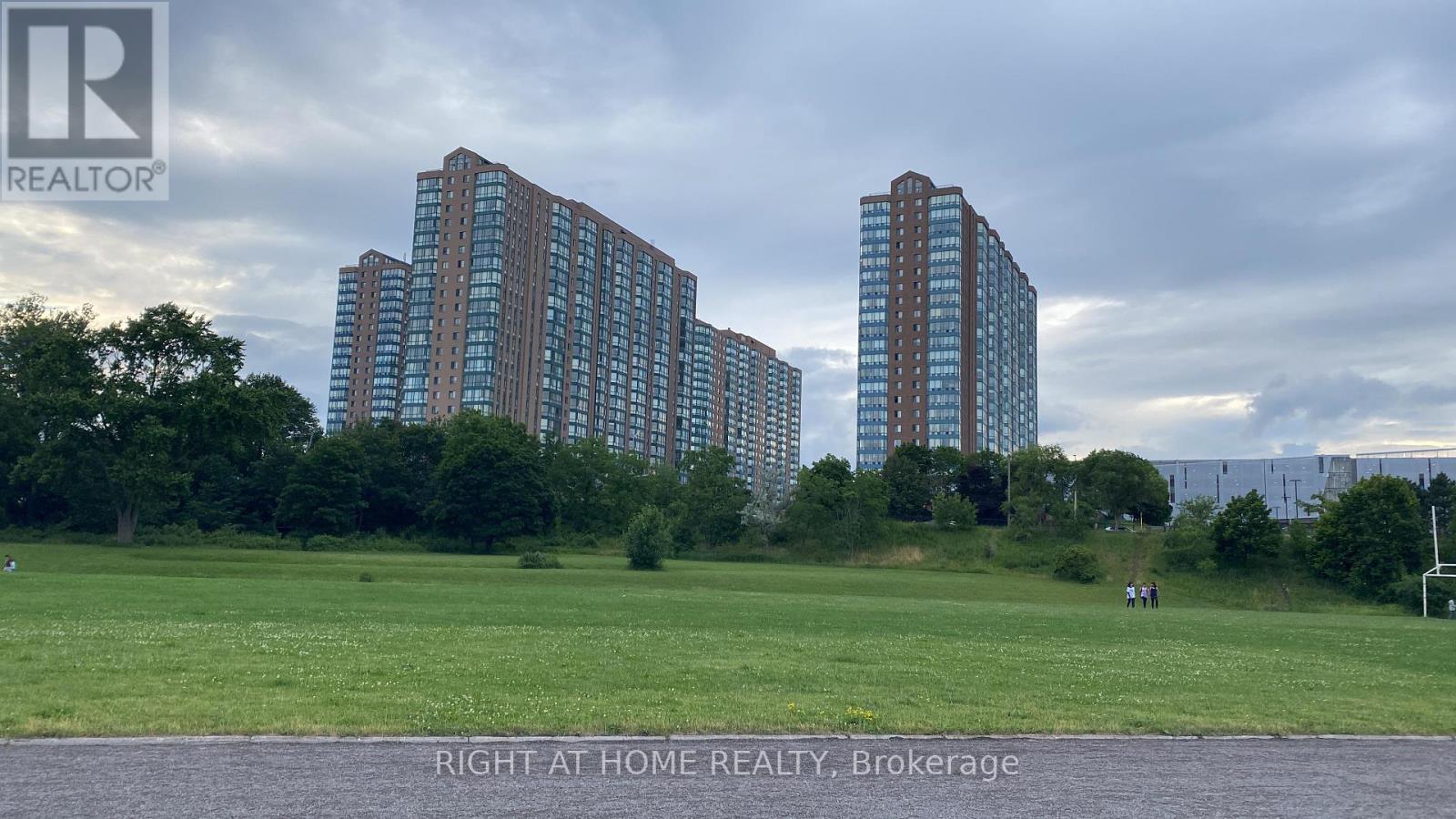 135 Hillcrest Ave Avenue, Mississauga, Ontario  L5B 4B1 - Photo 2 - W12977214