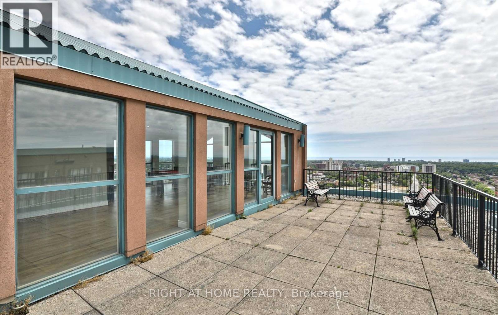 135 Hillcrest Ave Avenue, Mississauga, Ontario  L5B 4B1 - Photo 26 - W12977214