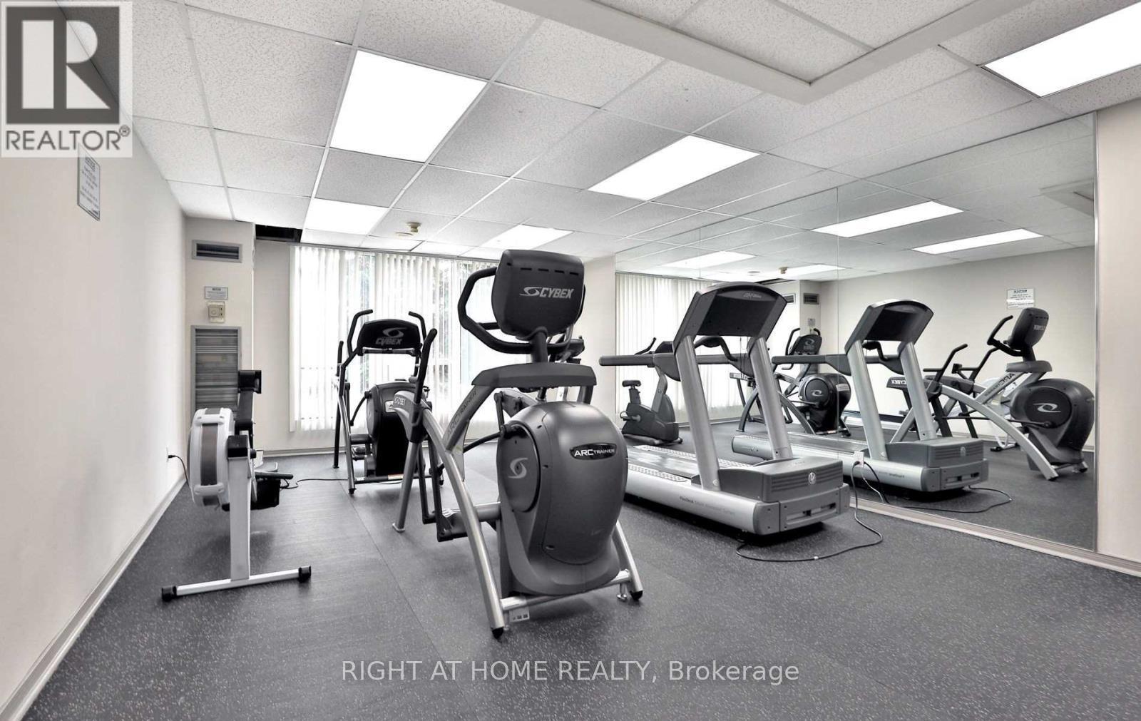 135 Hillcrest Ave Avenue, Mississauga, Ontario  L5B 4B1 - Photo 27 - W12977214