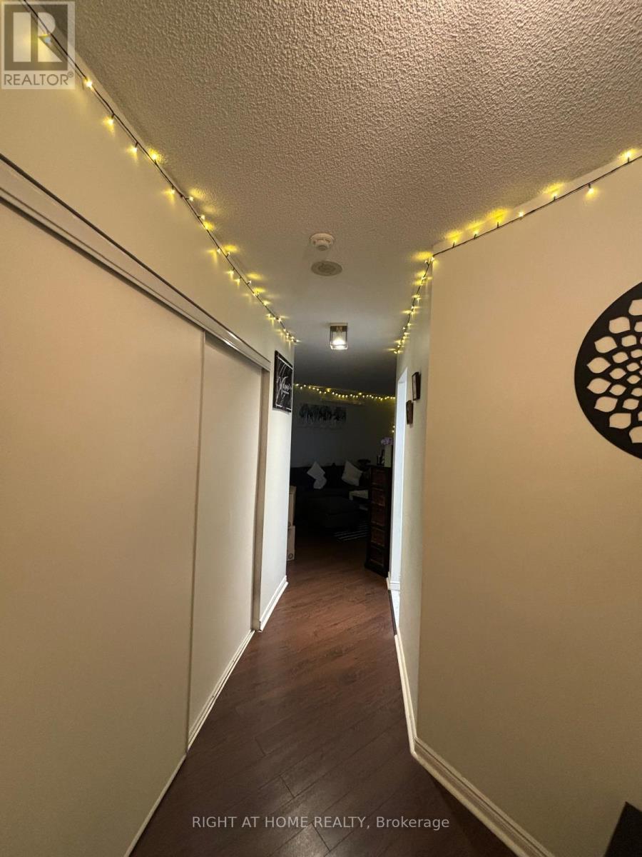 135 Hillcrest Ave Avenue, Mississauga, Ontario  L5B 4B1 - Photo 3 - W12977214