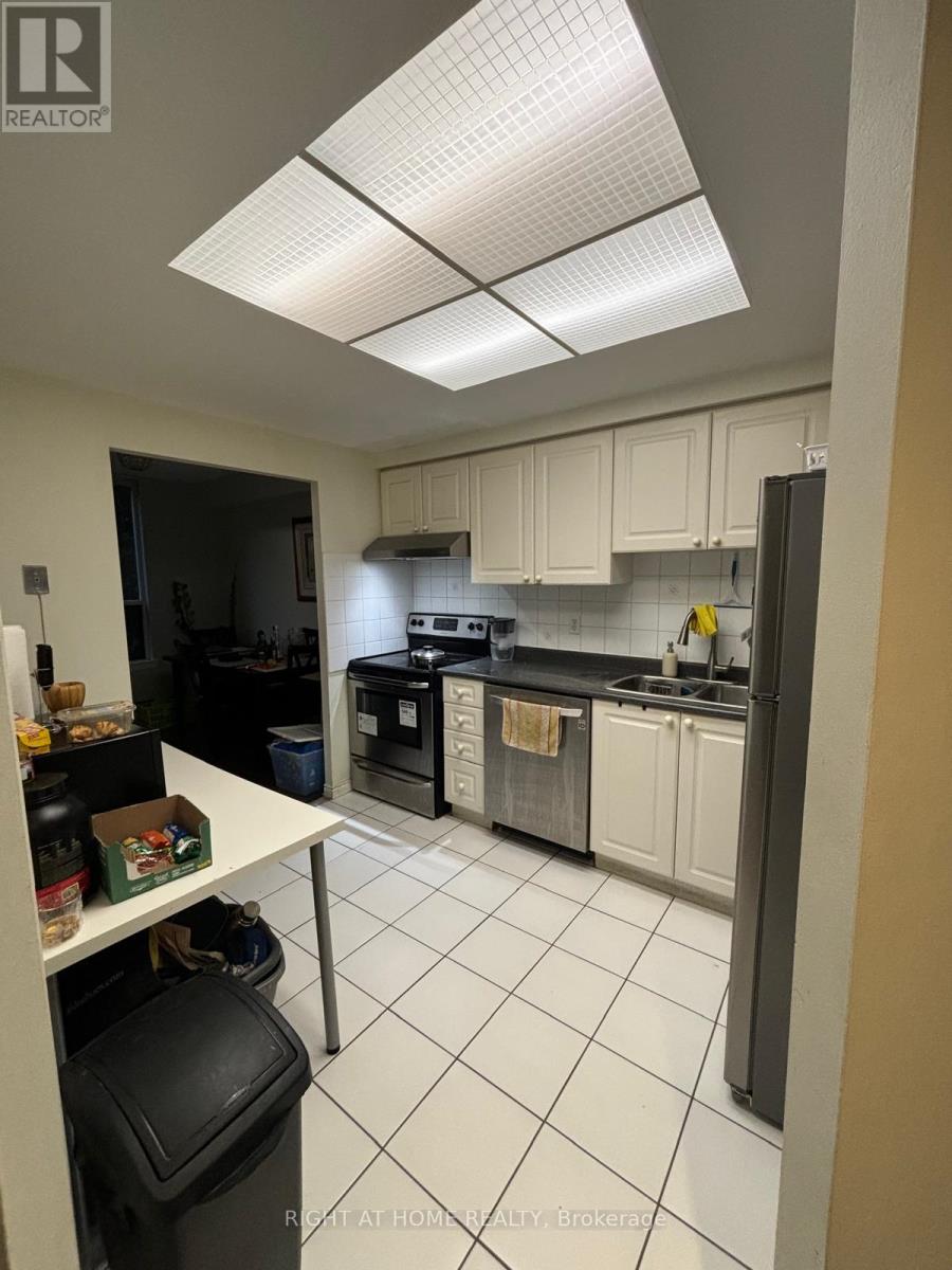 135 Hillcrest Ave Avenue, Mississauga, Ontario  L5B 4B1 - Photo 4 - W12977214