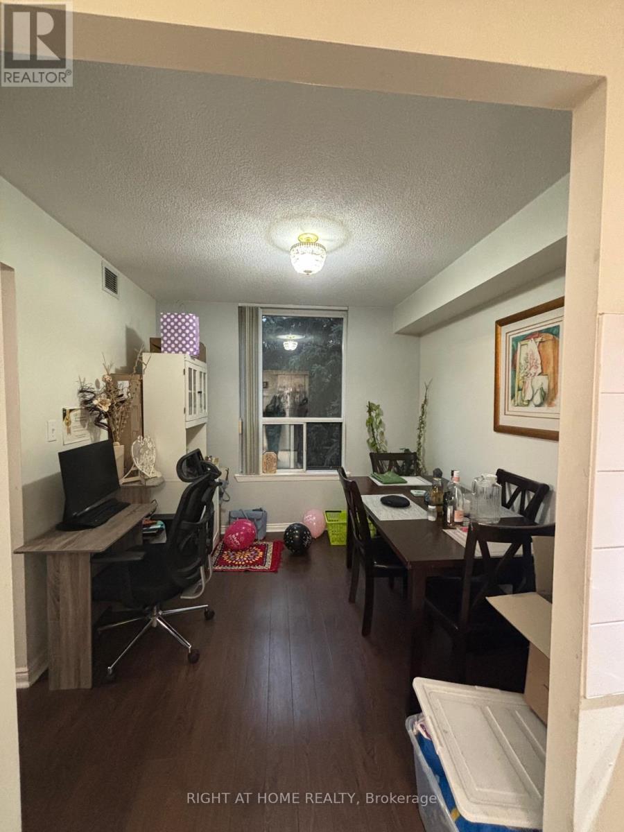 135 Hillcrest Ave Avenue, Mississauga, Ontario  L5B 4B1 - Photo 5 - W12977214