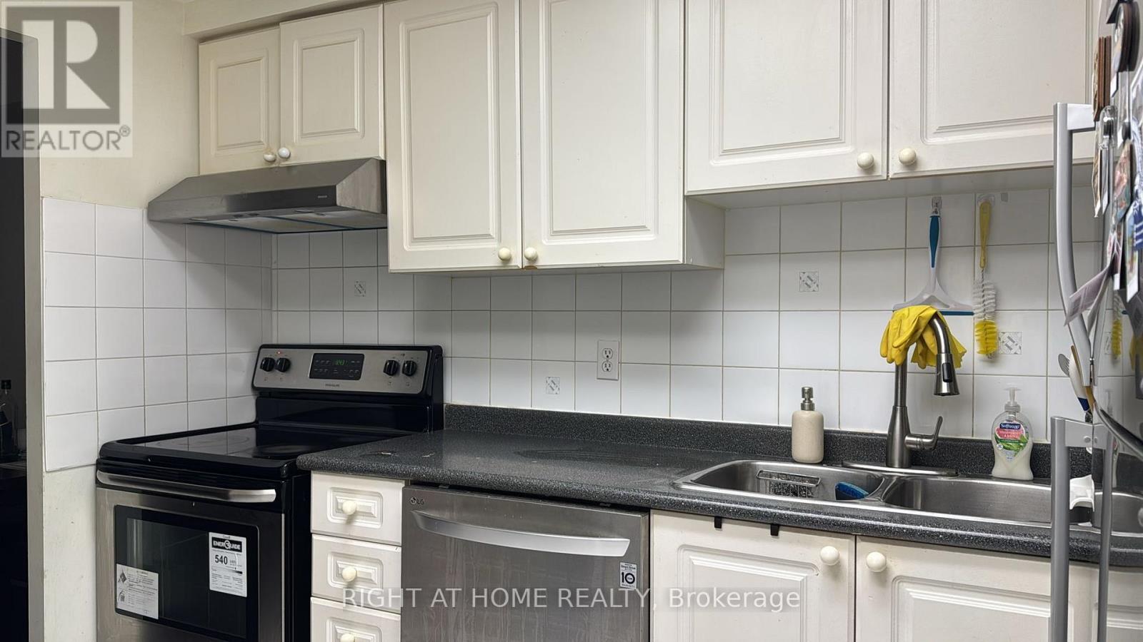 135 Hillcrest Ave Avenue, Mississauga, Ontario  L5B 4B1 - Photo 8 - W12977214