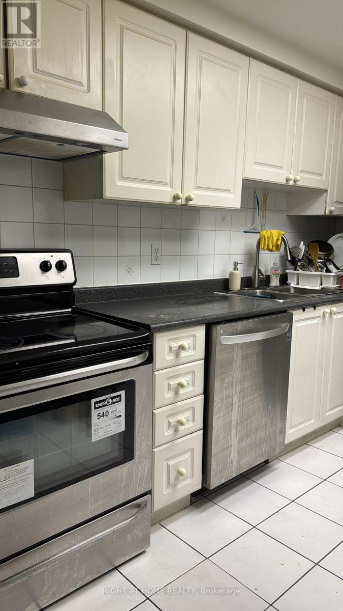 135 Hillcrest Ave Avenue, Mississauga, Ontario  L5B 4B1 - Photo 9 - W12977214