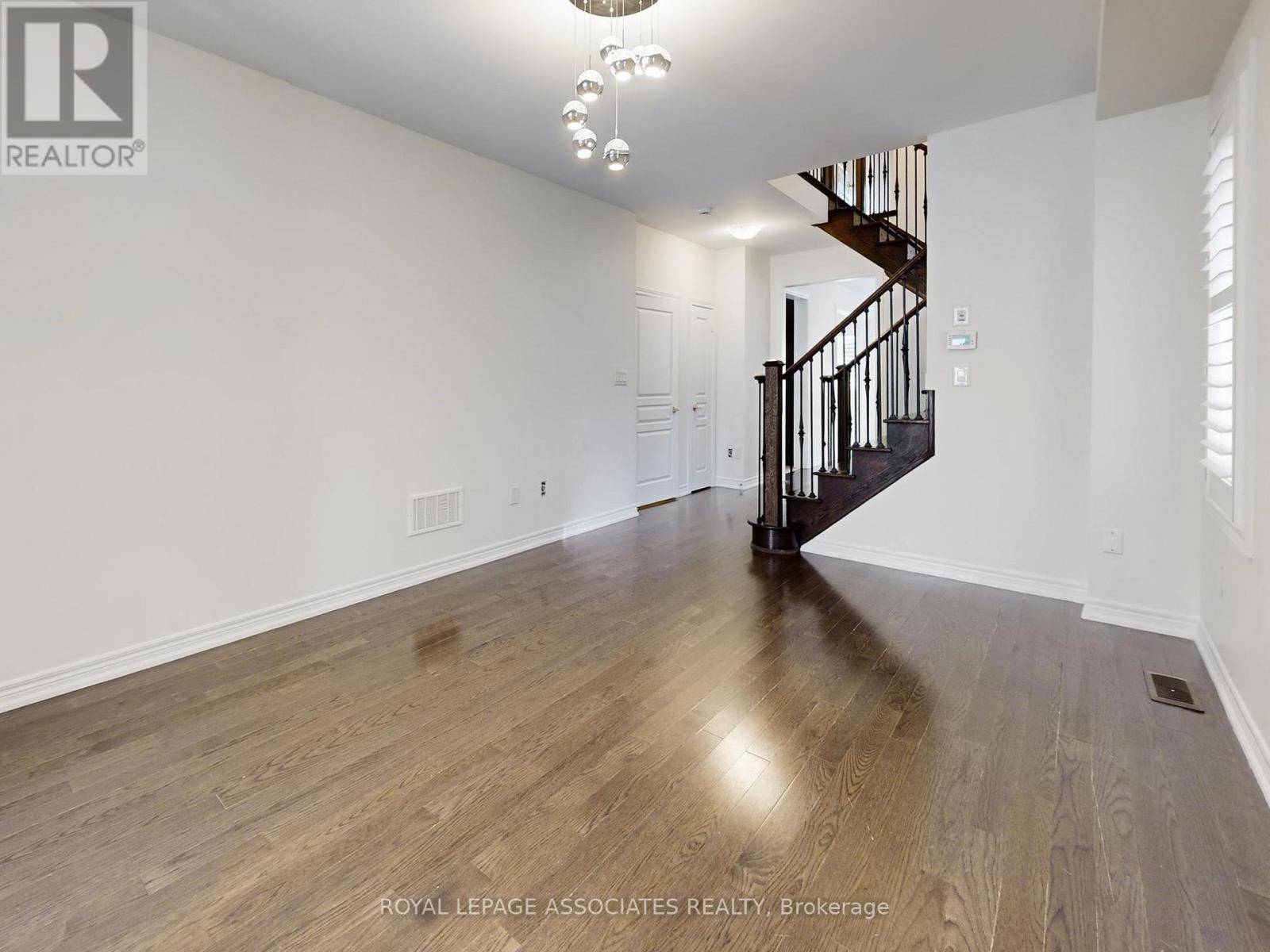 10 Lloyd Crescent, Brampton, Ontario  L7A 4J5 - Photo 5 - W12977234