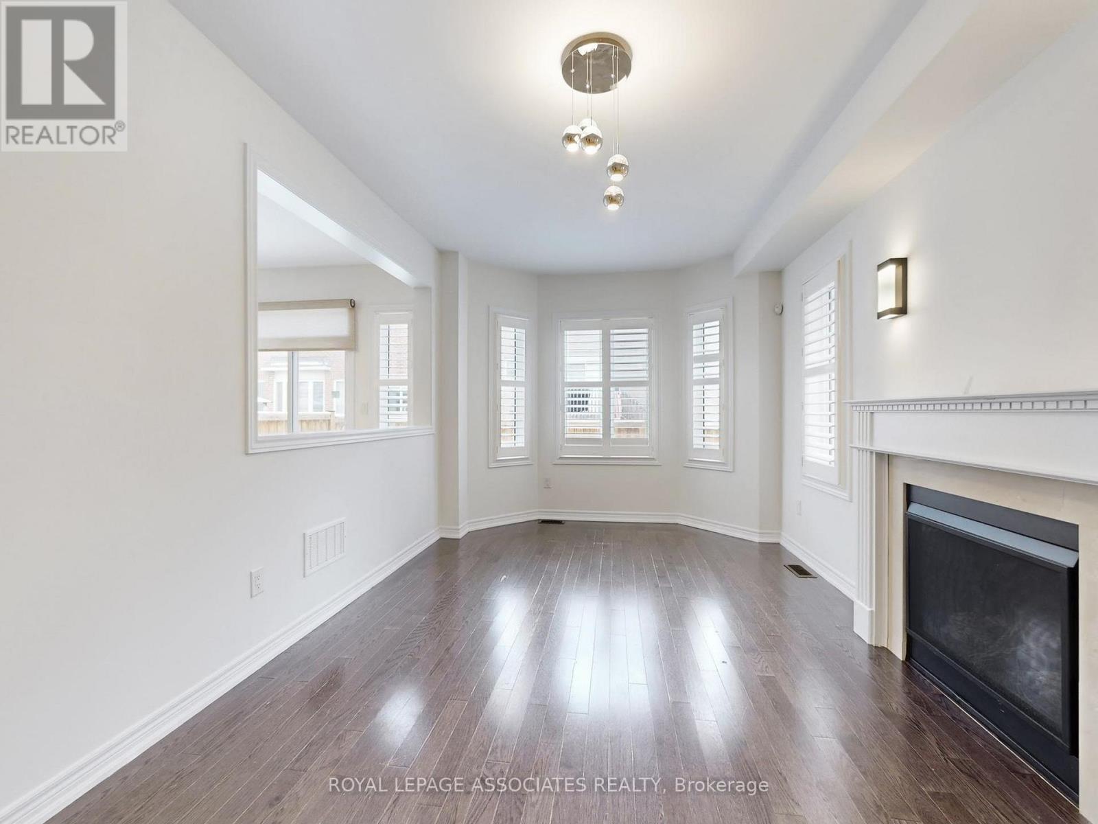 10 Lloyd Crescent, Brampton, Ontario  L7A 4J5 - Photo 9 - W12977234