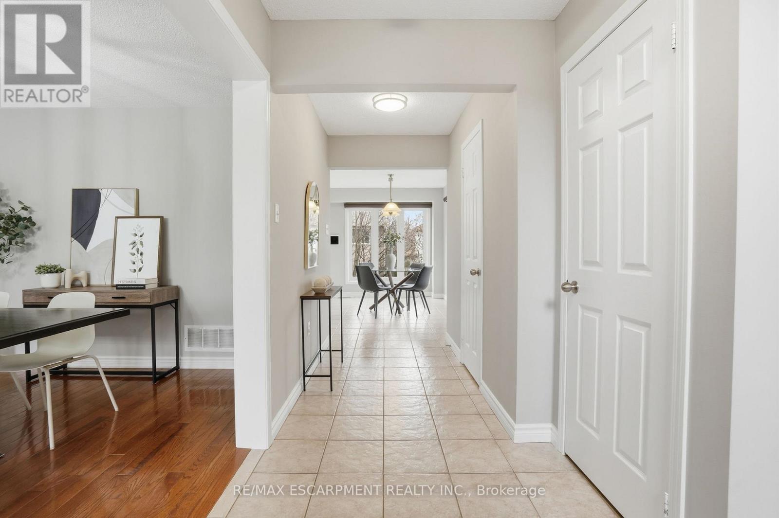 5137 Dryden Avenue, Burlington, Ontario  L7L 6L3 - Photo 3 - W12977246