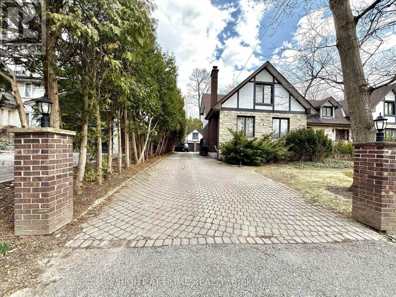 2123 Gordon Drive, Mississauga, Ontario  L5B 1S6 - Photo 5 - W12974300