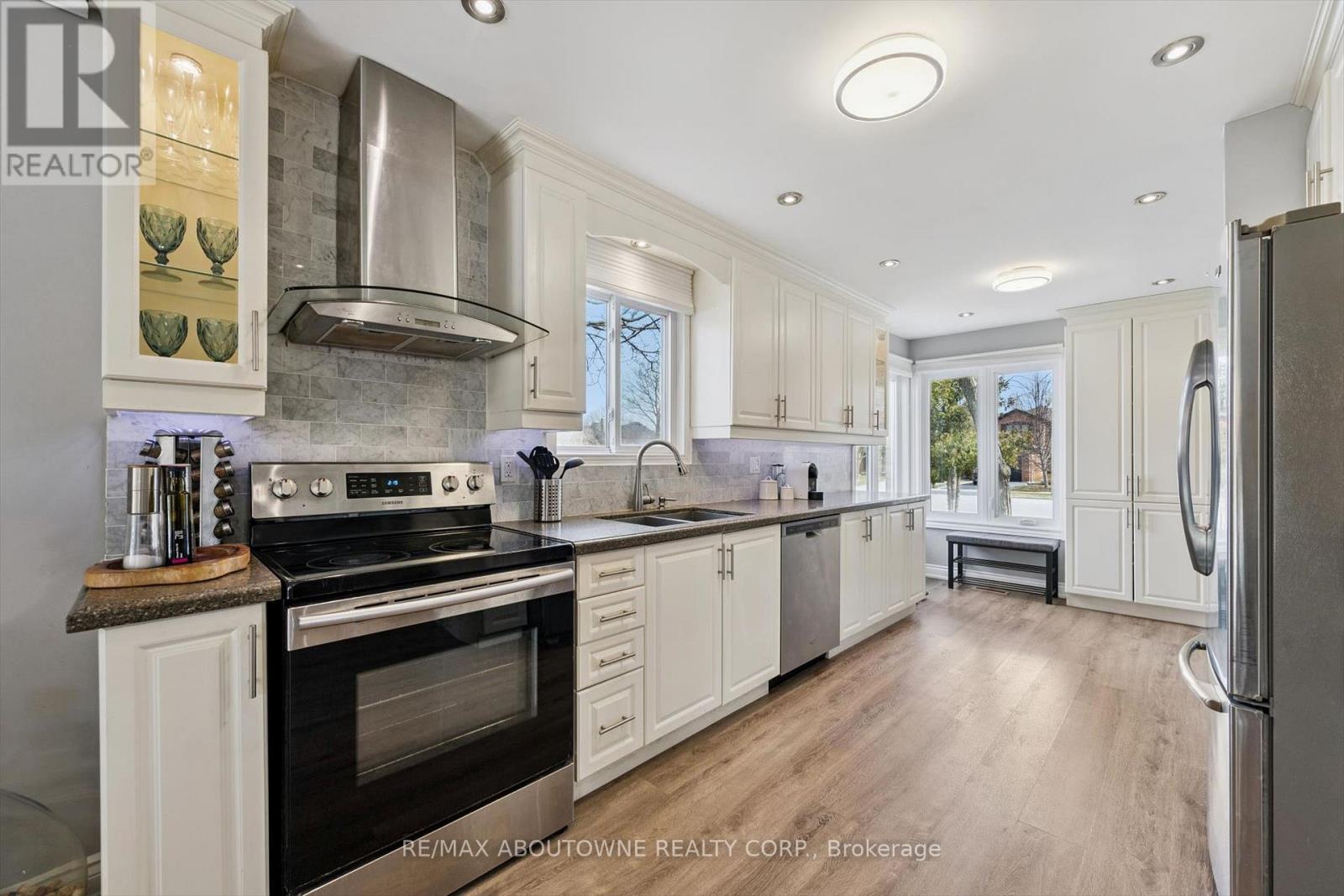 395 Maidstone Crescent, Oakville, Ontario  L6M 1C1 - Photo 9 - W12977272