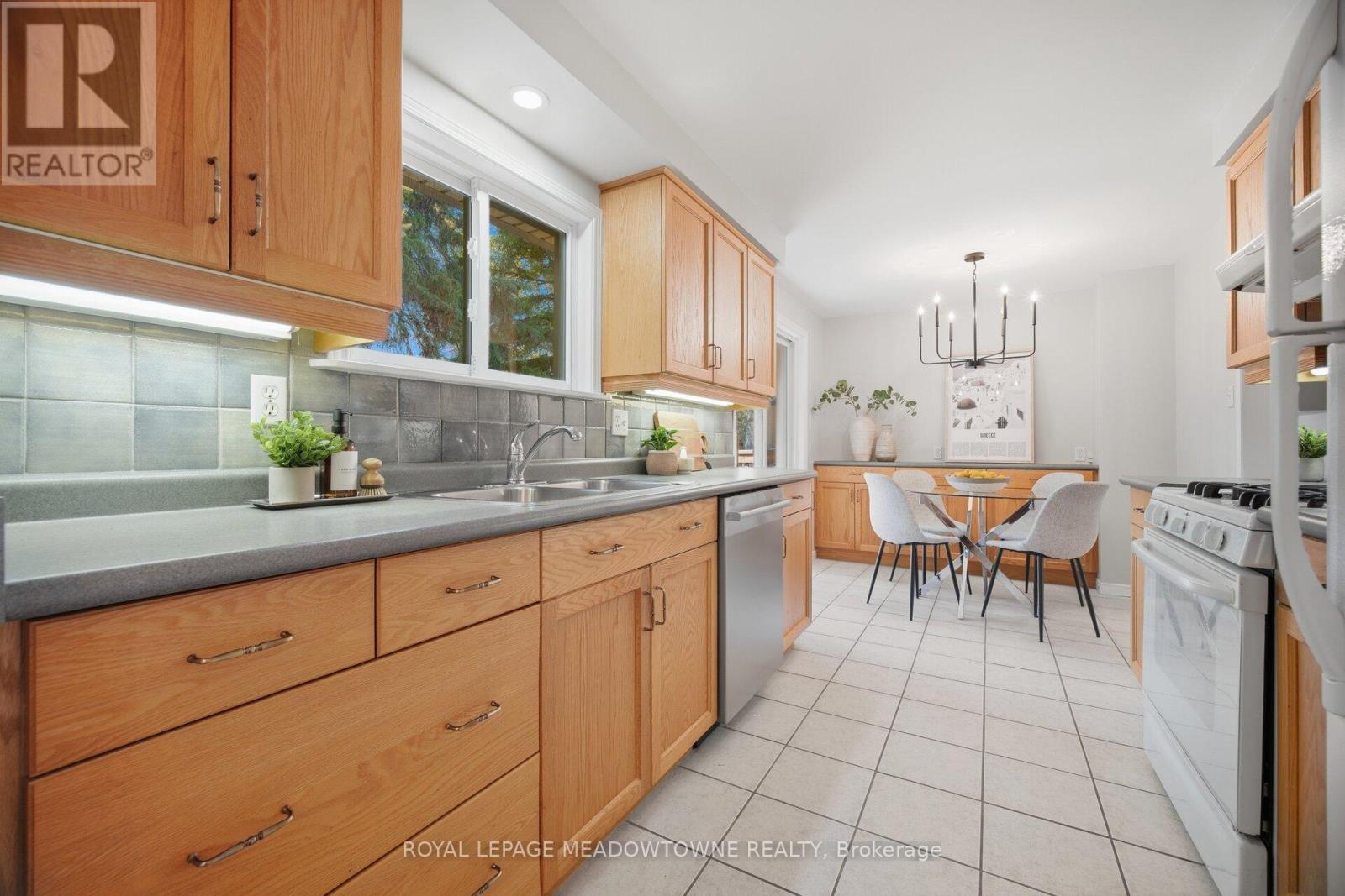 523 Trafalgar Court, Milton, Ontario  L9T 3A8 - Photo 16 - W12977308