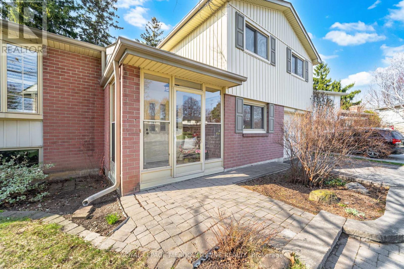 523 Trafalgar Court, Milton, Ontario  L9T 3A8 - Photo 3 - W12977308