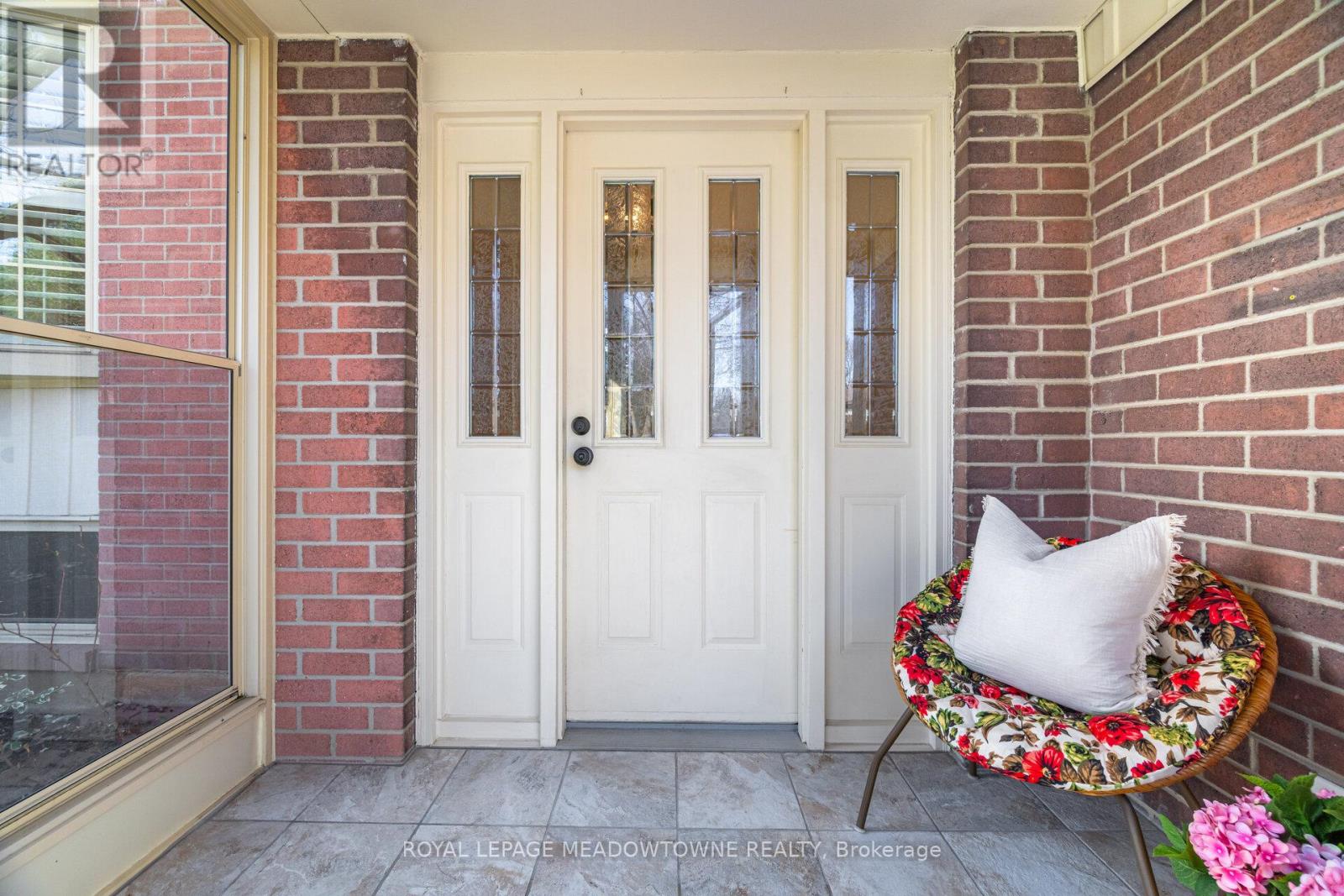 523 Trafalgar Court, Milton, Ontario  L9T 3A8 - Photo 4 - W12977308