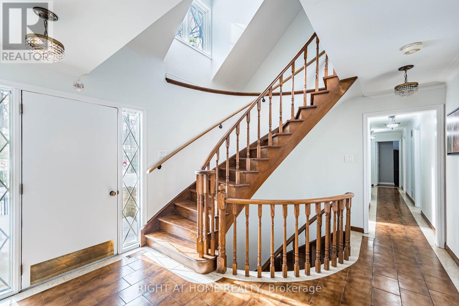 2123 Gordon Drive, Mississauga, Ontario  L5B 1S6 - Photo 6 - W12974300