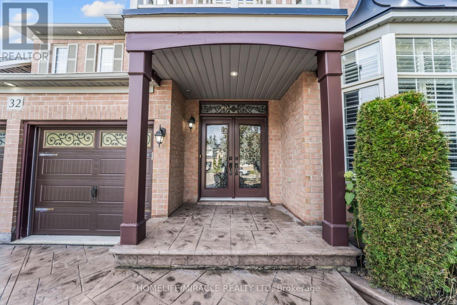 32 Xavier Court, Brampton, Ontario  L6Y 5S1 - Photo 5 - W12976926