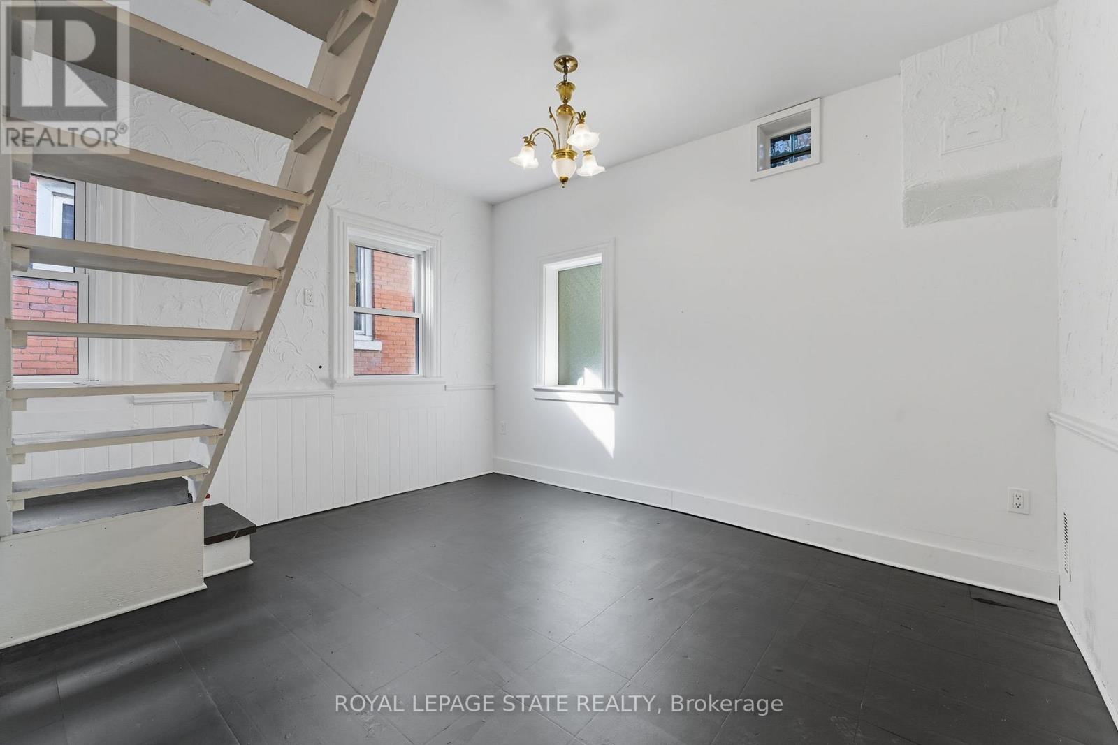 8 Tasker Street, St. Catharines, Ontario  L2R 3Z8 - Photo 14 - X12977356