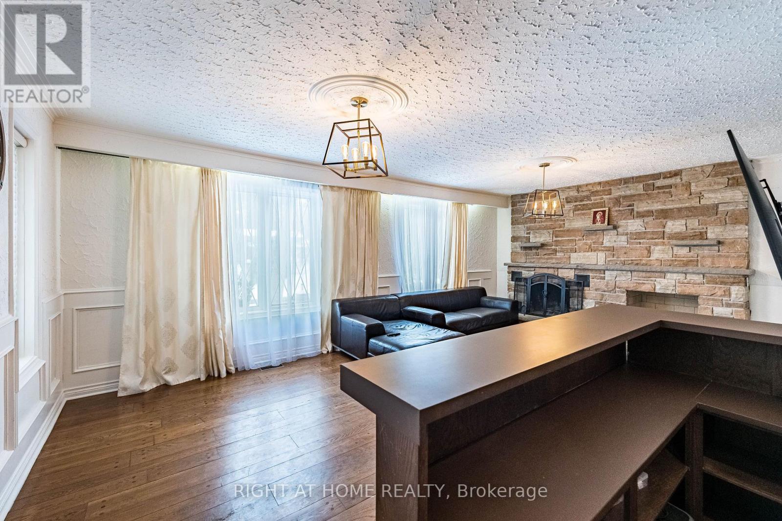 2123 Gordon Drive, Mississauga, Ontario  L5B 1S6 - Photo 24 - W12974300