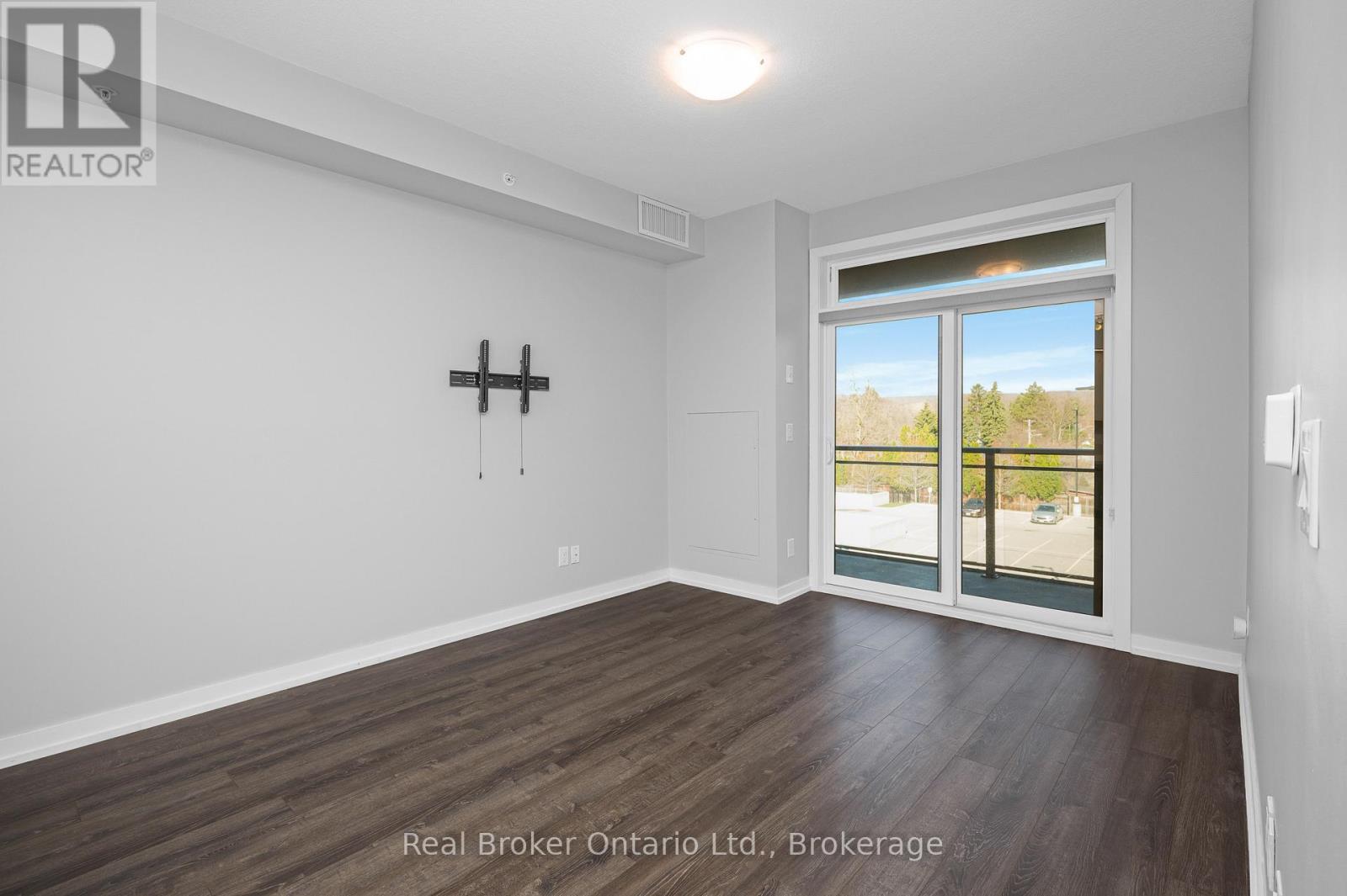 302 - 457 Plains Road W, Burlington, Ontario  L7T 1H1 - Photo 5 - W12977386